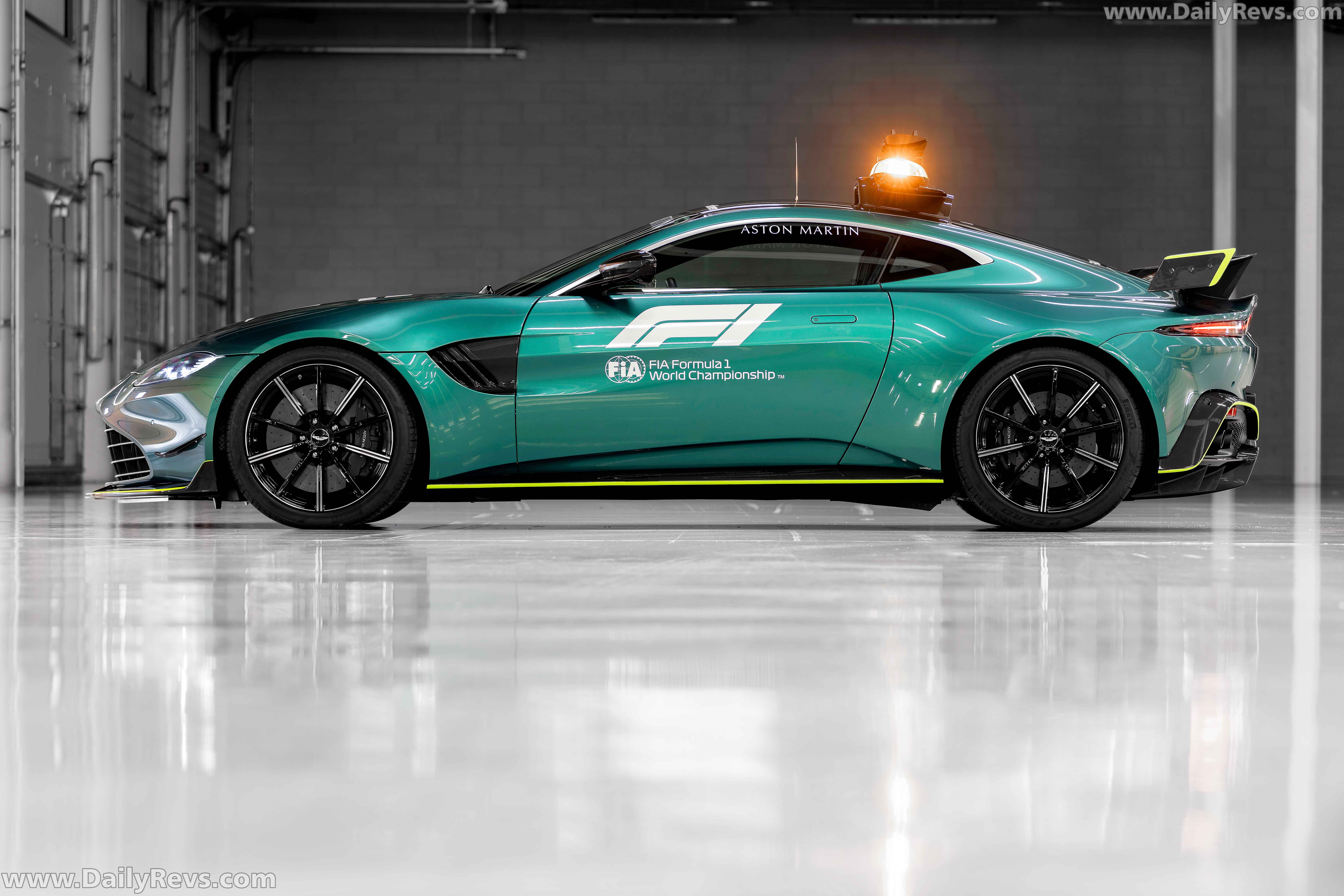Picture of 2021 Aston Martin Vantage F1 Safety Car