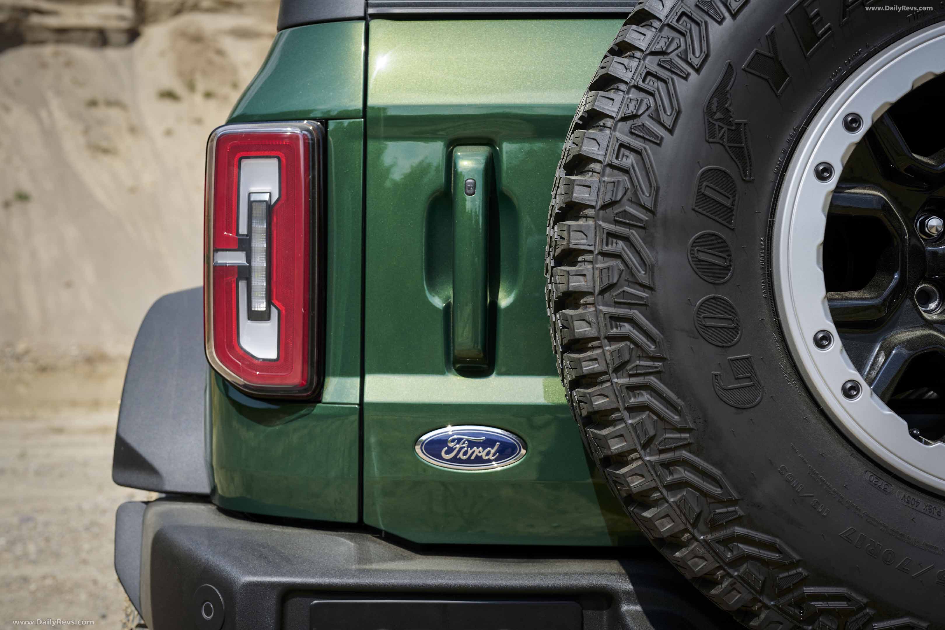 Image for 2022 Ford Bronco 4-door Eruption Green - Exteriors, Interiors and Details