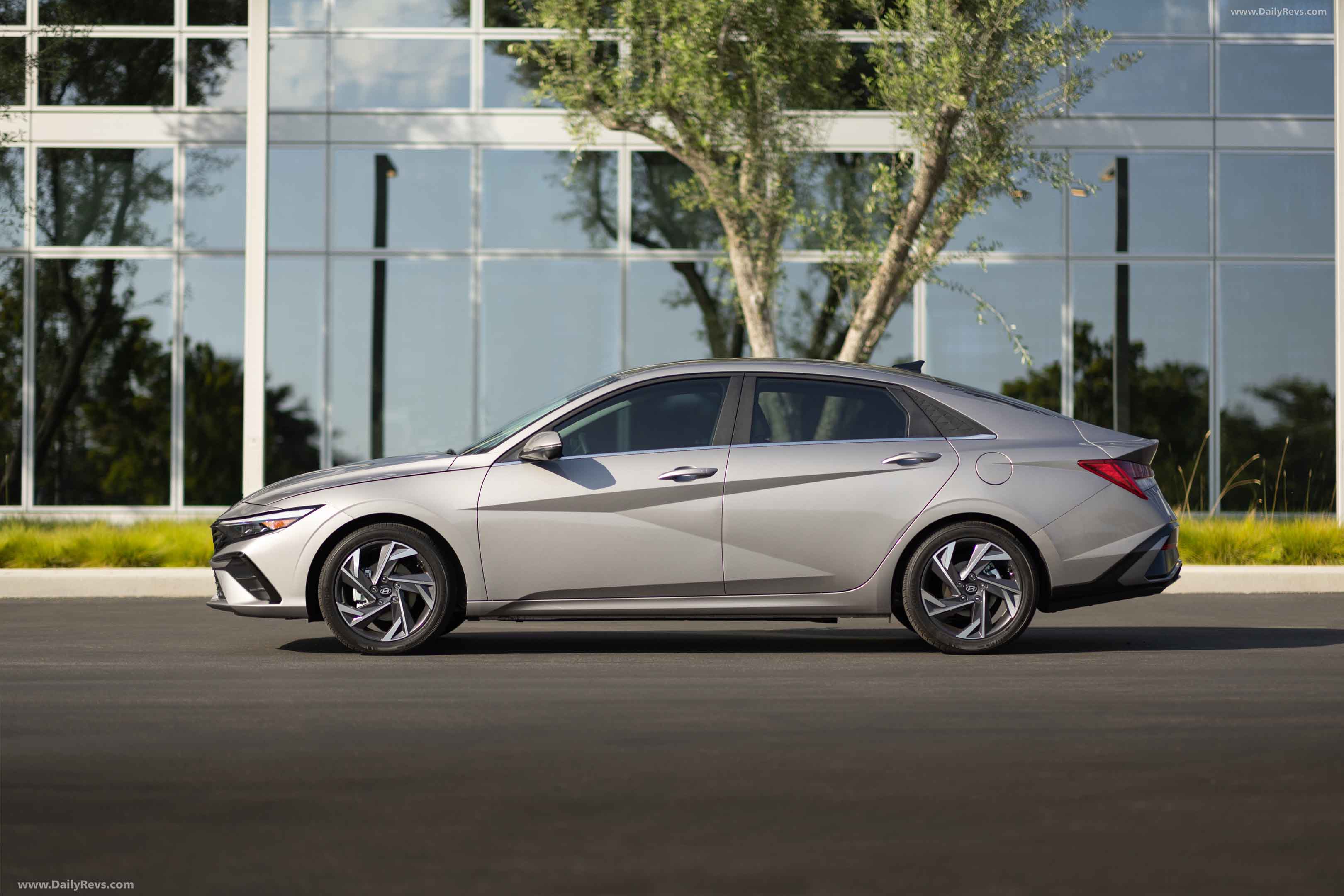 2024 Hyundai Elantra Limited - Stunning HD Photos, Videos, Specs ...