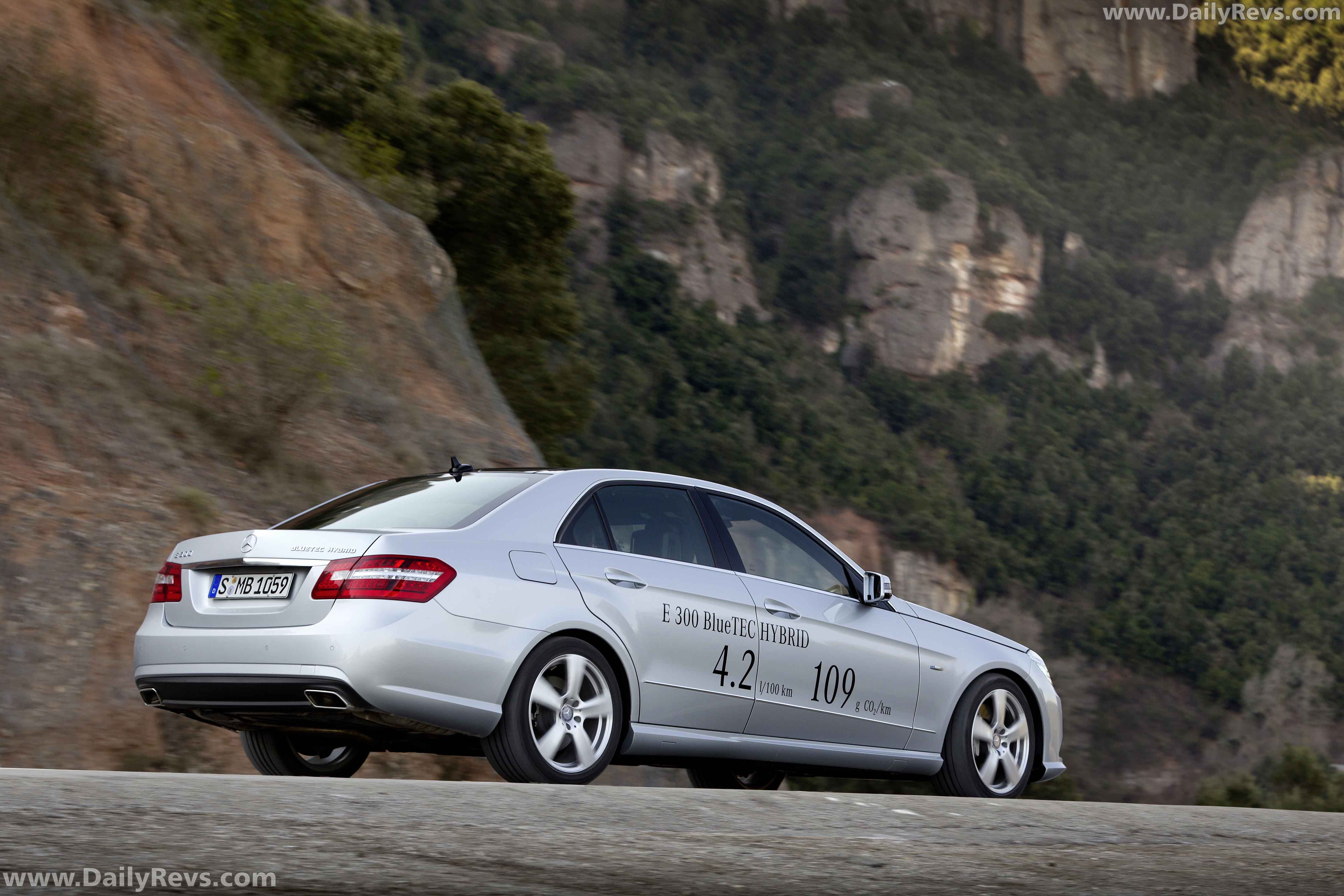 Image for 2013 Mercedes-Benz E300 BlueTEC Hybrid - Exteriors, Interiors and Details