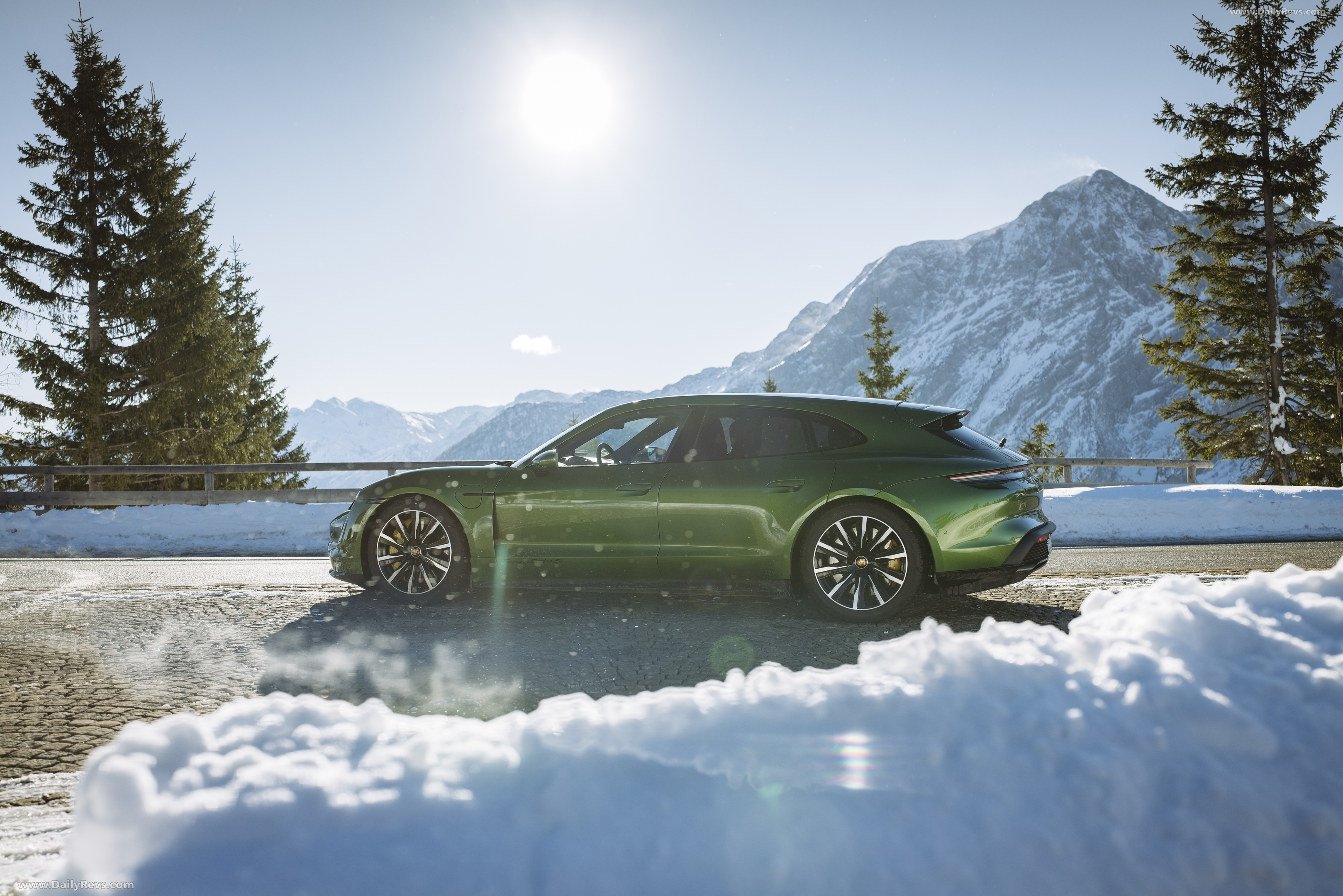 Image for 2022 Porsche Taycan Turbo S Sport Turismo Mamba Green Metallic - Exteriors, Interiors and Details