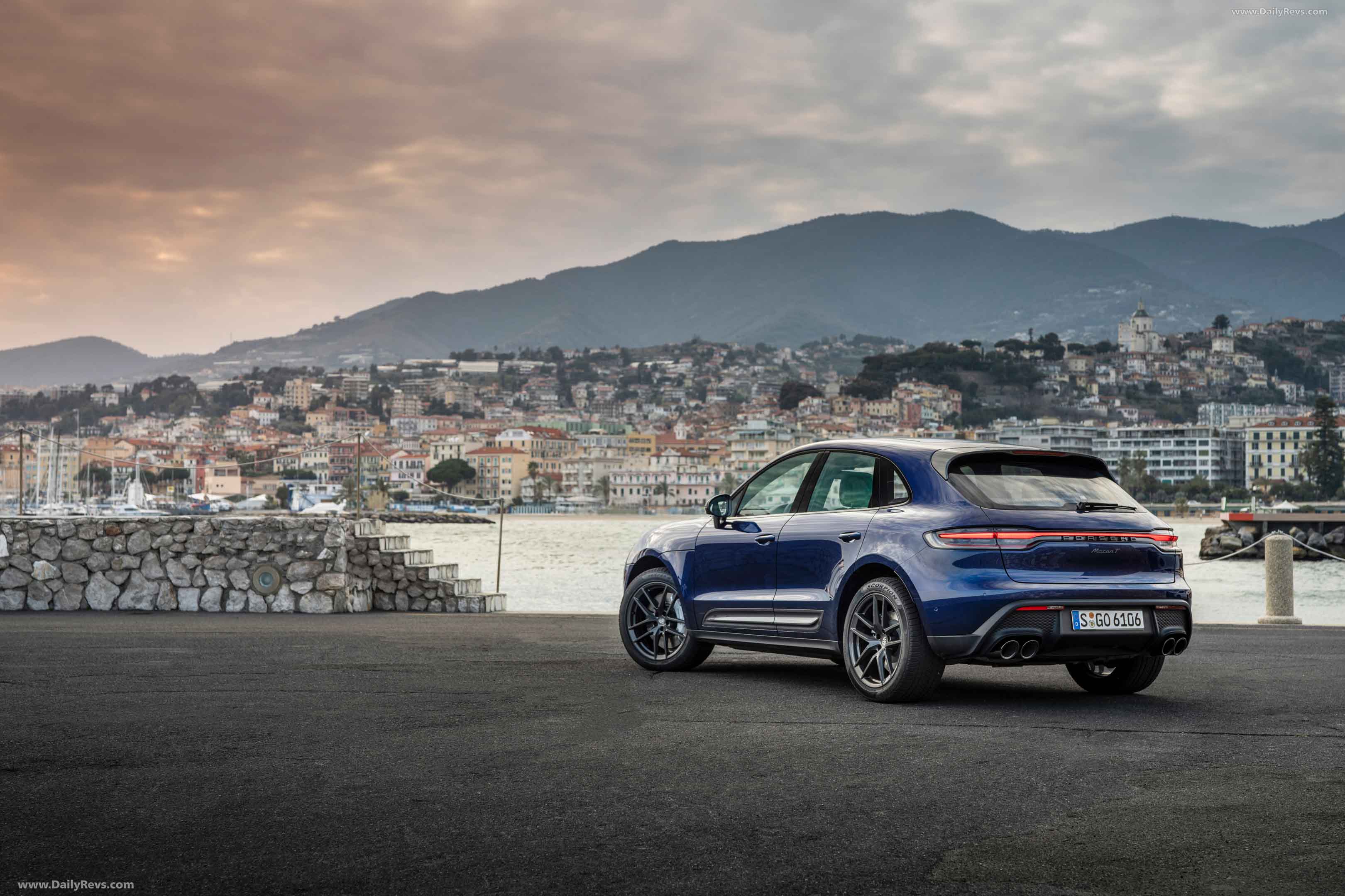 Image for 2022 Porsche Macan T Gentian Blue Metallic - Exteriors, Interiors and Details