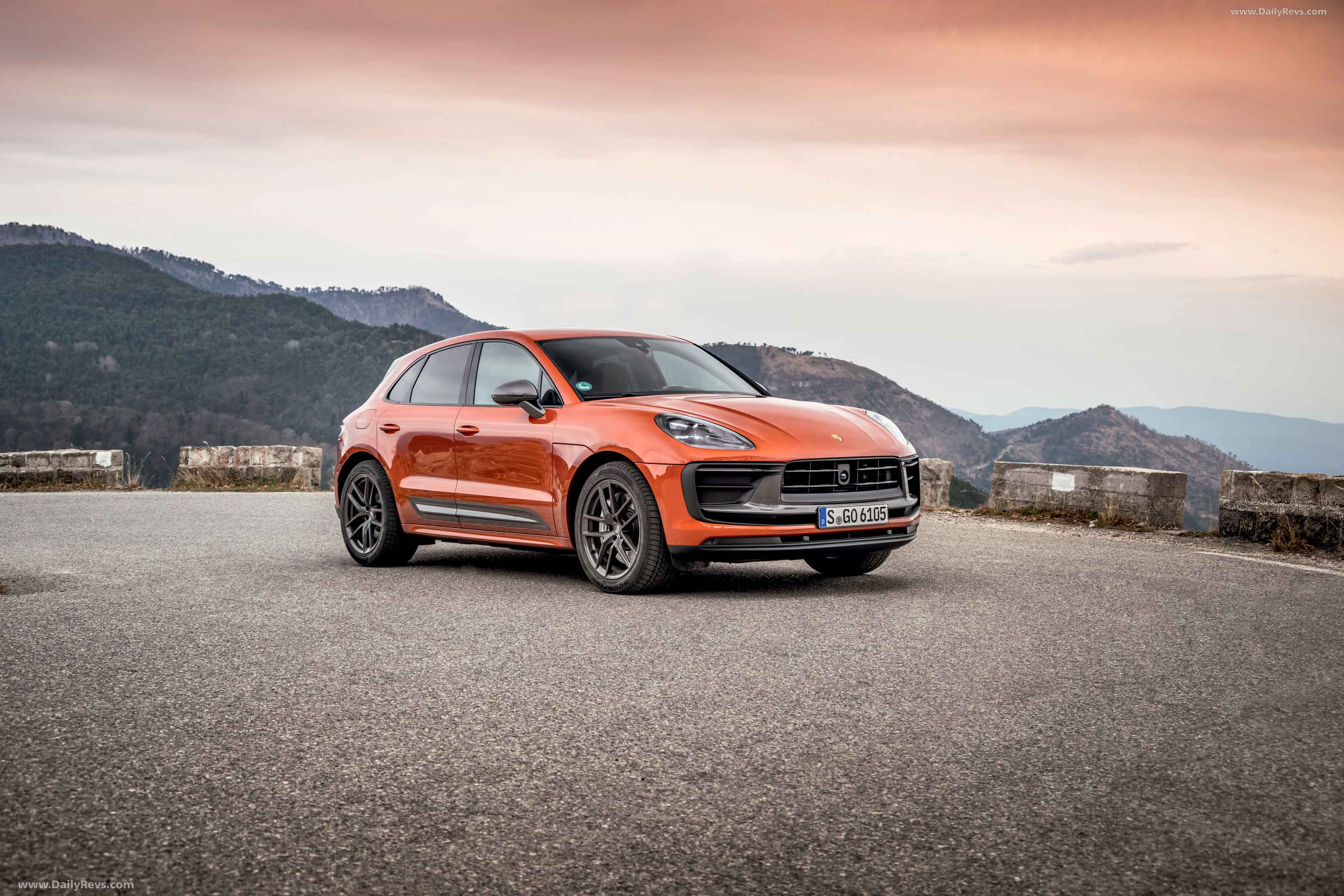 Image for 2022 Porsche Macan T Papaya Metallic - Exteriors, Interiors and Details